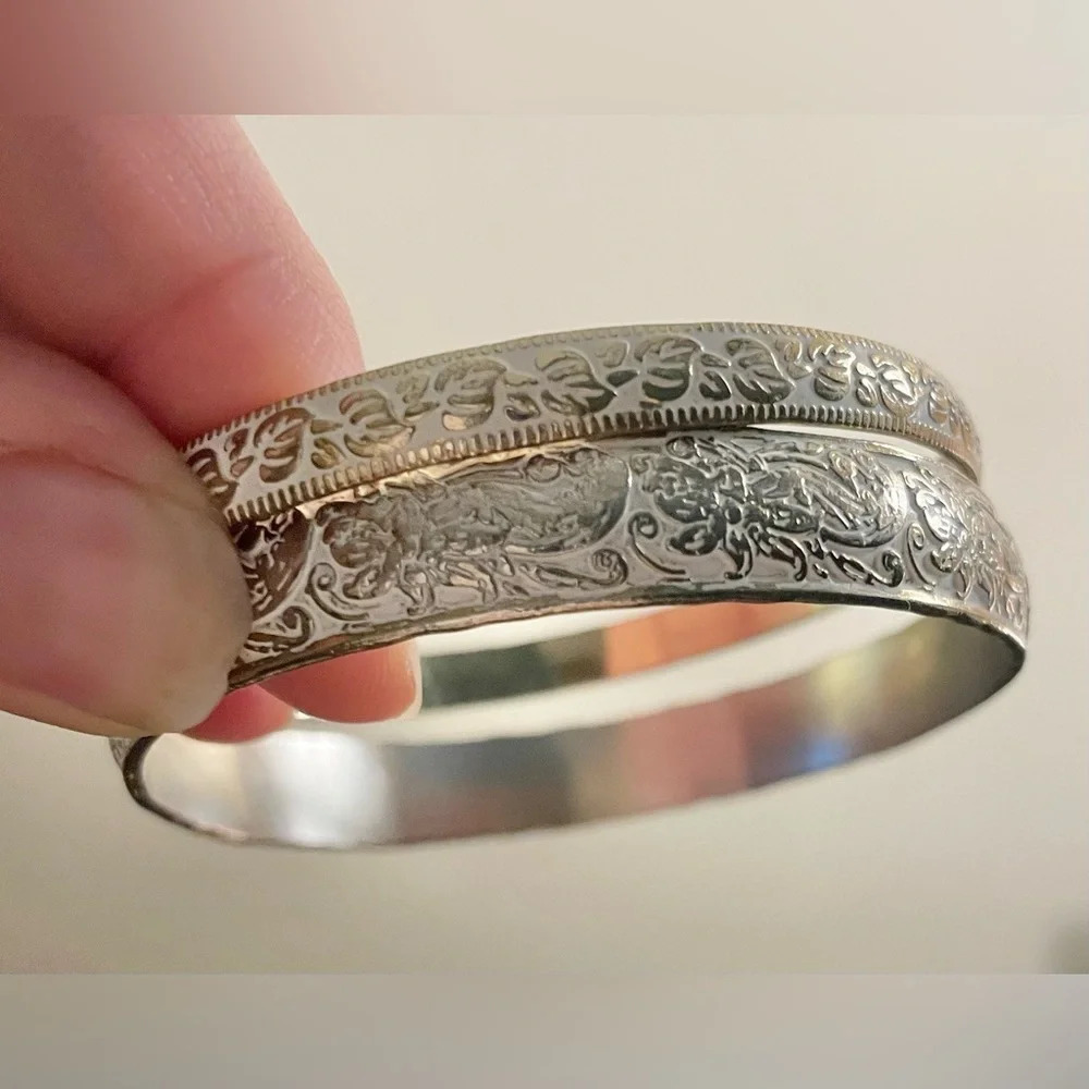 VTG/H2F Hawaii Tahiti Flower Leafs Pattern Embossed Metal Bangles Gold White EUC